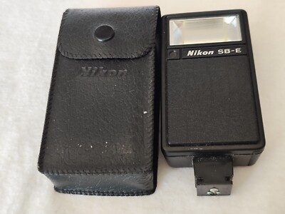 Aus einer Auflösung: Nikon SB-E Blitzgerät mit Tasche