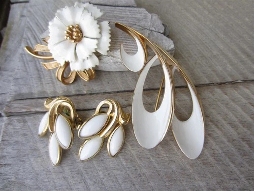 Vintage Gold Tone TRIFARI White Enamel Flower & Lucite Petal Clip Earrings LOT