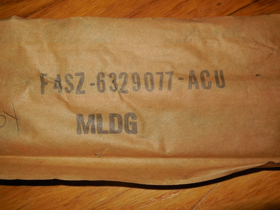 NOS 1994 1995 Ford Thunderbird acabamento de painel traseiro quarto vermelho LH F4SZ-6329077-ACU - Imagem 2 de 2