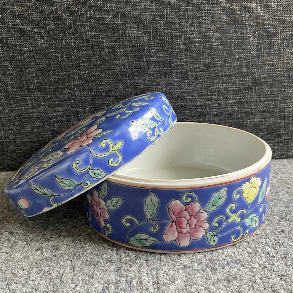 Uma caixa de cor rosa no estilo da década de 1930 na China - Imagem 3 de 4