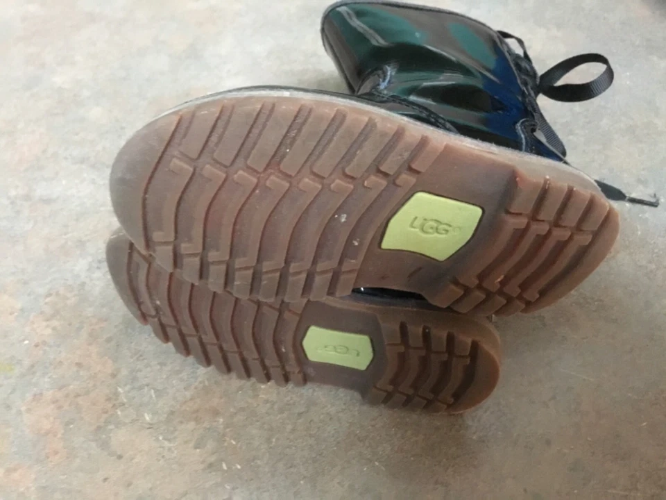 Botas de charol negras UGG Australia Corene 1009191T para niños pequeños talla 6 (CON68) Foto 4 de 4