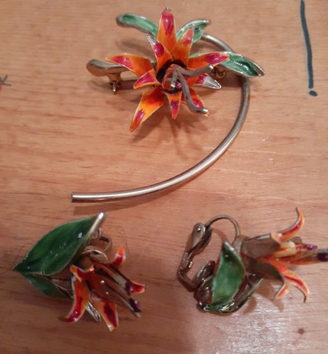Fun little Vintage Earring & Brooch Set Orange Flowers Brass Metal Handpainted!! - Picture 4 of 7