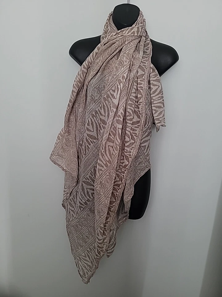  斑马动物印花围巾特大号灰色和米色柔软 67 英寸长 x 38 英寸宽 — 第 2/4 张图片