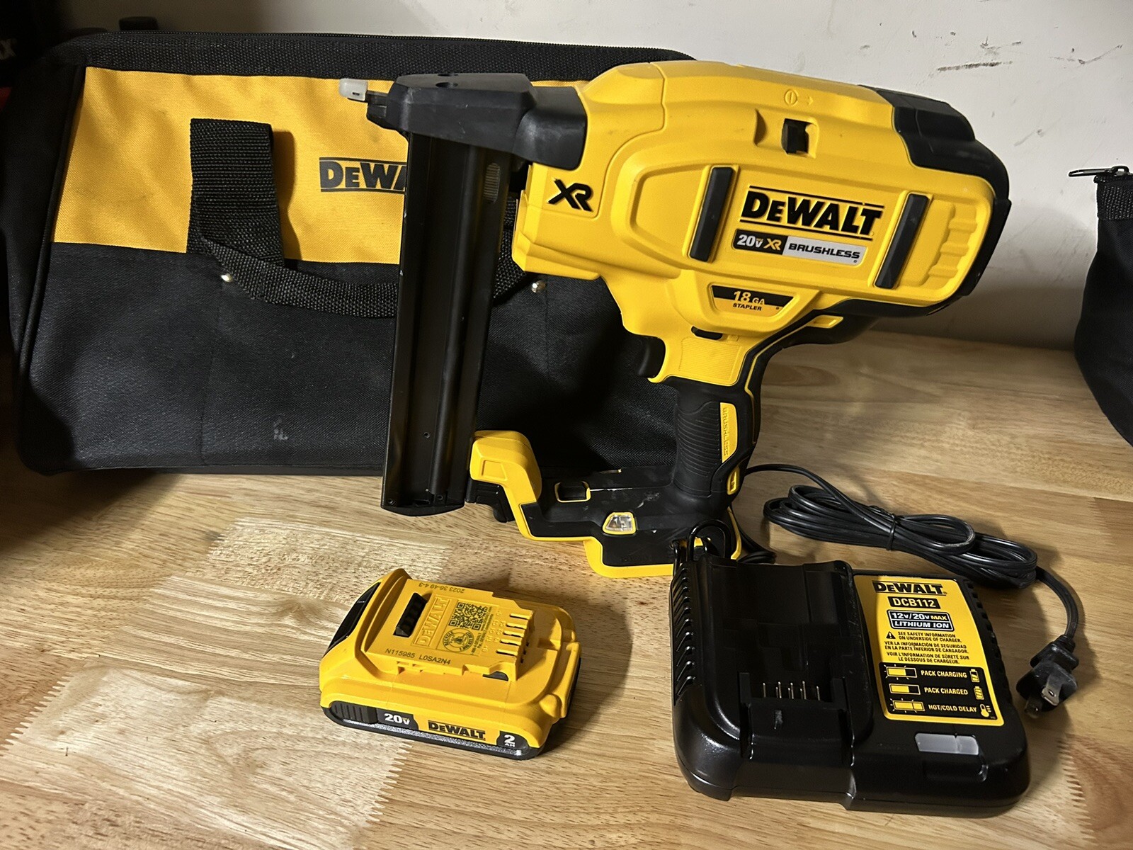 DEWALT DCN681B1 20V Cordless Stapler Kit With Battery, Charger And Bag Like Nw-image