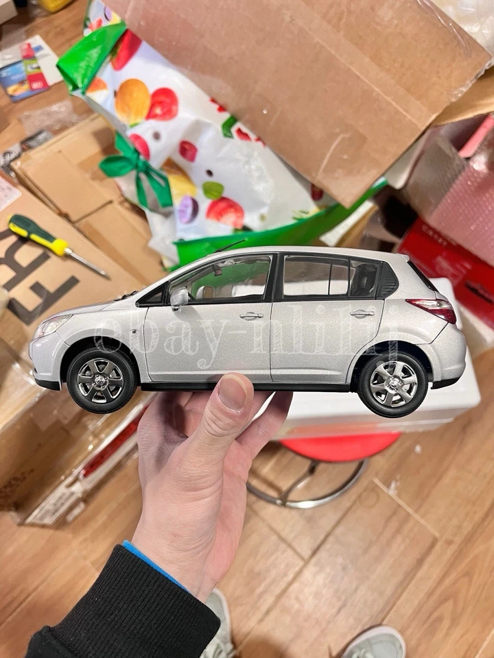 Nissan Versa Venucia Hatchback plateado modelo de coche fundido a presión escala 1:18 2011~2016 Foto 2 de 4