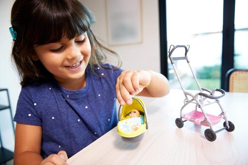 Barbie Skipper Babysitter inkl. gelb Kinderwagen abnehmbare Trage Baby GFC18 - Bild 5 von 15