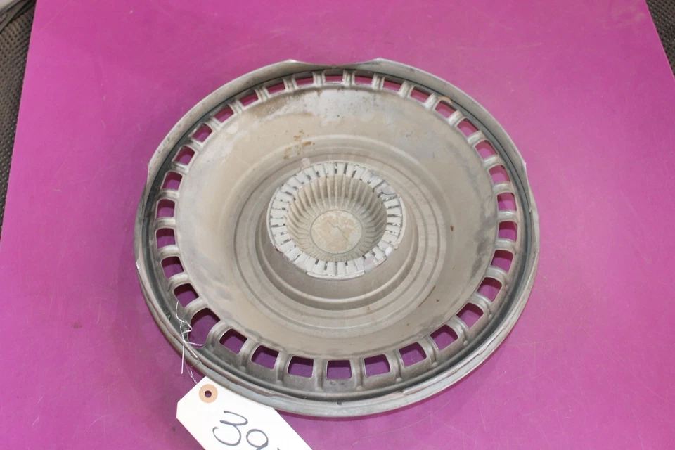 1965 Chevrolet Chevy II Nova Hubcap. (#5). See pic. Foto 2 de 2