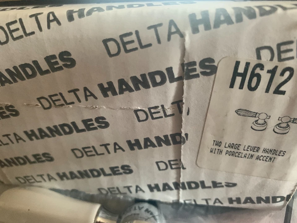 Juego de manijas de palanca de cromo y porcelana Delta H612 OEM para una bañera romana Foto 2 de 2