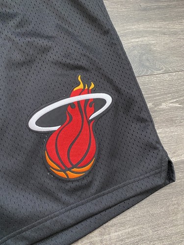 Mitchell & Ness 1996 - 1997 Miami Heat NBA Authentic Basketball Shorts - 第 2/10 張圖片