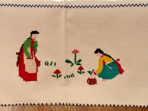 Embroidered Tablecloth & 8 Napkins w/ Scenes of Korean Women & Children – New! - Bild 9 von 19
