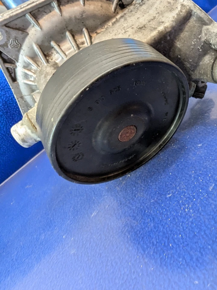 OEM BMW 4.4 V8 N63 S63 BOMBA DE AGUA TERMOSTATO UNIDAD DE CARCASA Foto 3 de 4