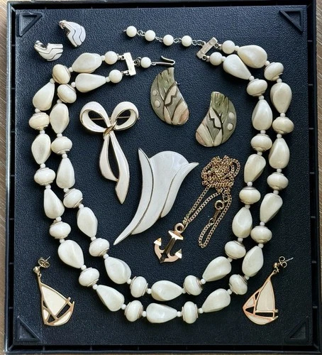 7 Pc VINTAGE GOLD TONE COSTUME JEWELRY LOT DESIGNER AVON CREAM ENAMEL