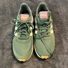 adidas 70s women size 8 new w/o box, green suede white stripes pink back, trendy