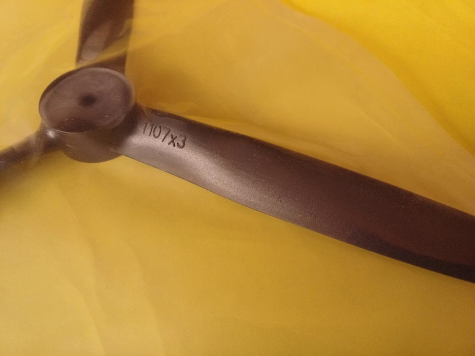 Dynam 11x7x3 T28 Spitfire P51 Propeller Yellow DY53494 for RC Model Planes - Image 2 of 3