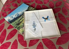 Vintage wei&szlig;e Baumwoll Taschent&uuml;cher mit blauer Blumenstickerei im Originalkarton