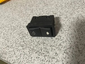 BMW 5 Touring E39 Schalter für Fensterheber hinten links 8368974 3.00 33758407