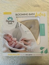 Blooming Bath Plush Lotus Baby Bath Seat: New in box never used
