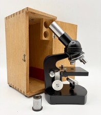 Microscopio monoculare in scatola di legno vintage