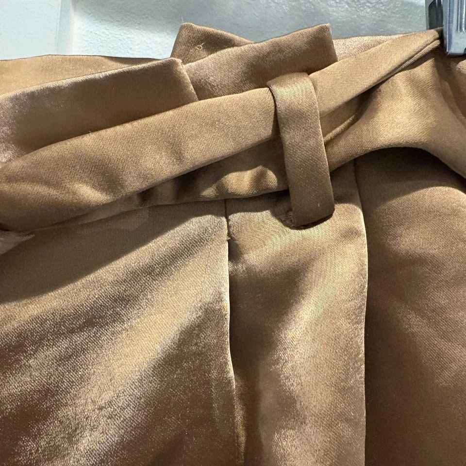 Pantalones cortos Lovers + Friends para mujer pequeños dorados satinados bolsa de papel cintura corbata cinturón bolsillos Foto 3 de 4