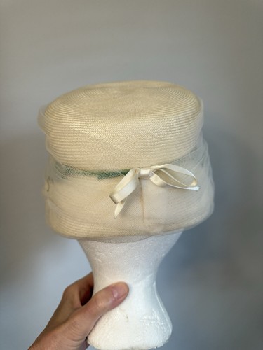 Vintage MCM Straw ? Hat Cream Colored Velvet Flowers Tulle Size 22 - Picture 4 of 6