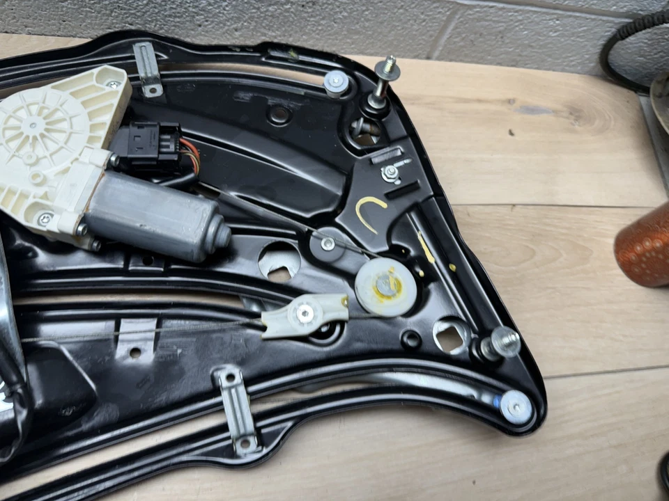 MERCEDES BENZ E550 E350 OEM 2 PUERTAS TRASERO IZQUIERDO INMERSIÓN PUERTA LATERAL VENTANA REGULADOR MOTOR Foto 2 de 4