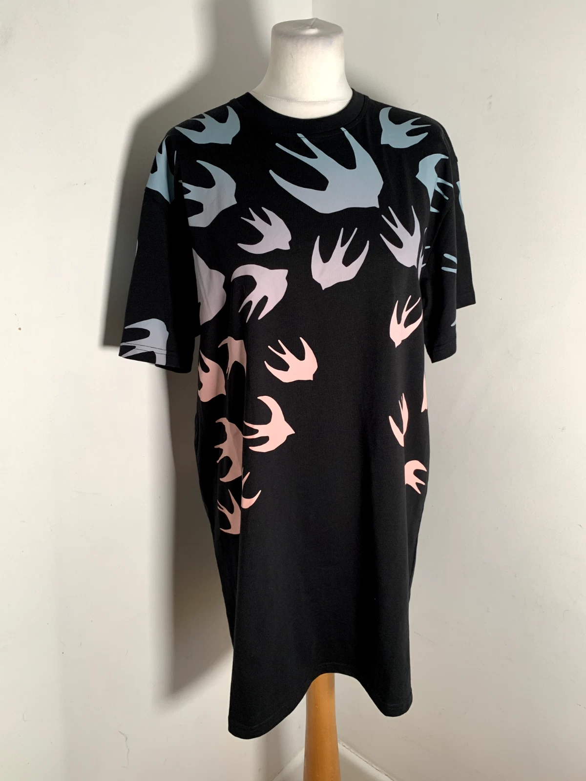 Abito tshirt Alexander McQueen McQ M NUOVO NUOVO CON ETICHETTE fantasia uccellino stampa tubino animale
