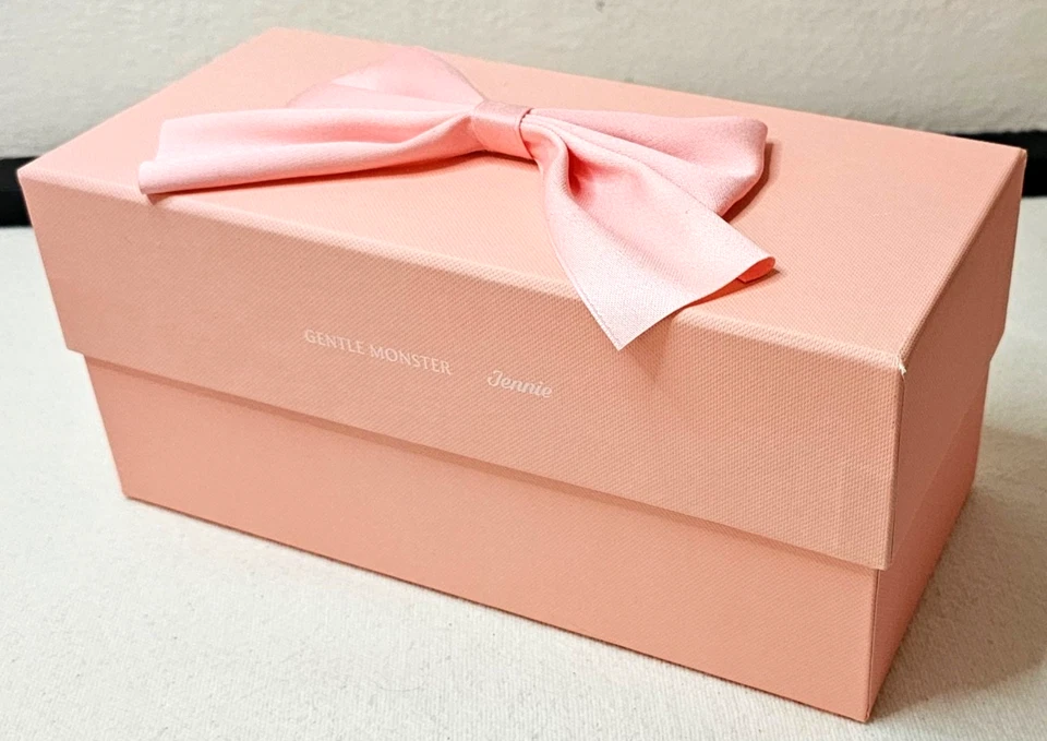 Estojo de óculos de pele rosa Gentle Monster x Jennie com caixa original usado. - Imagem 2 de 4