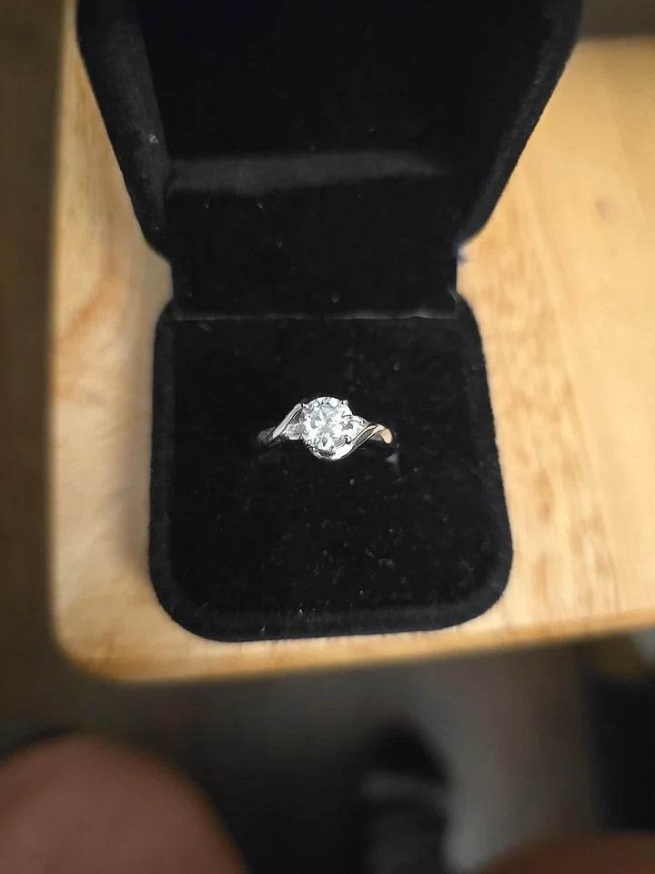 Anillo de compromiso redondo de moissanita blanco hielo de 1,18 quilates de plata de ley 925 talla 7 Foto 3 de 4