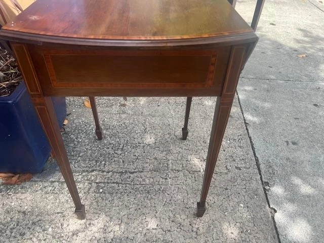 Antigua mesa eduardiana inglesa de caoba pequeña hoja caída incrustación de madera satinada Foto 3 de 4