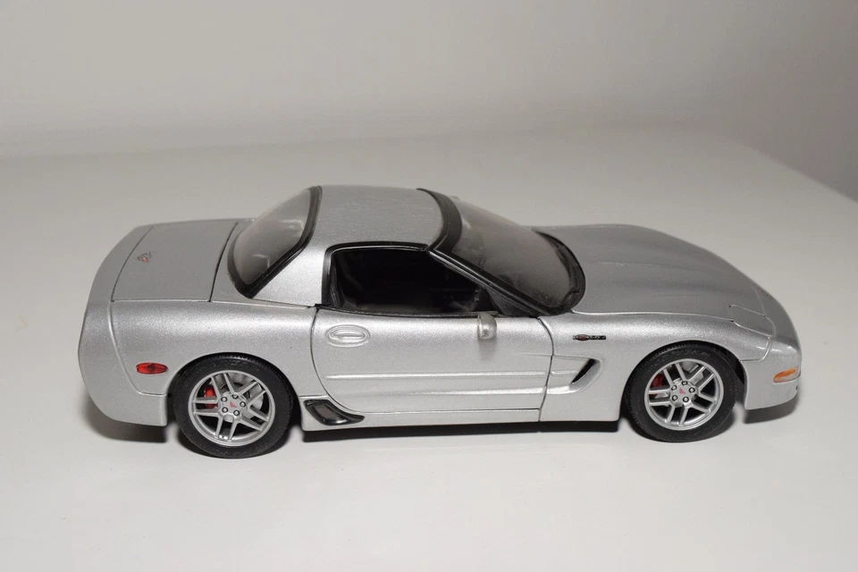 X 1:18 MAISTO CHEVROLET CORVETTE CINZA METÁLICO ESTADO QUASE PERFEITO - Imagem 4 de 4
