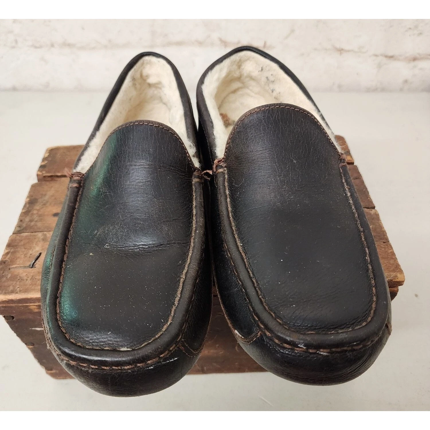 Mocassini pantofole Ugg Ascot in pelle di pecora da uomo taglia 10 S N 5379 marrone scuro