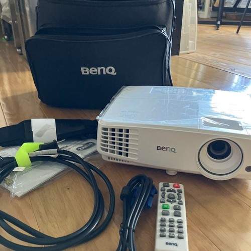 BENQ Digitalprojektor MS524 kommt mit einer speziellen Tasche und Fernbedienung
