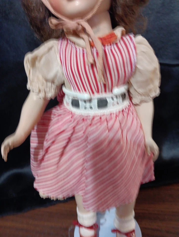 Muñeca de Colección Madame Alexander Margaret O'brien 14", Lindo Vestido y Zapatos a Rayas Rojas Foto 3 de 4