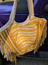 Bolso con flecos a rayas amarillas y blancas inspirado en Anthropologie con detalle de macramé