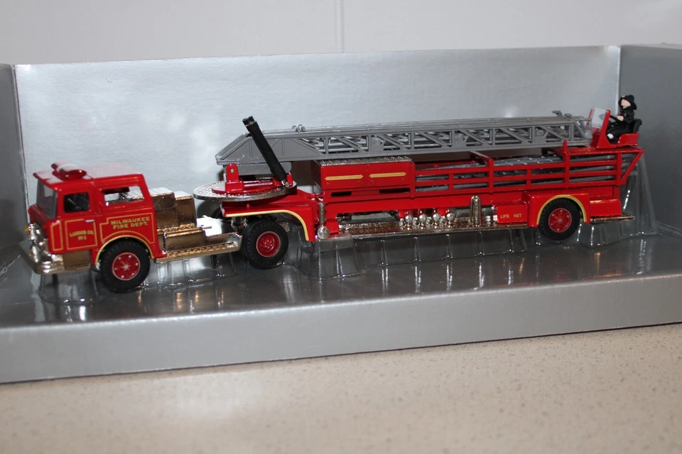 Corgi Classics #52102 Mack CF Arial Ladder Fire Engine - Milwaukee - Image 3 of 4