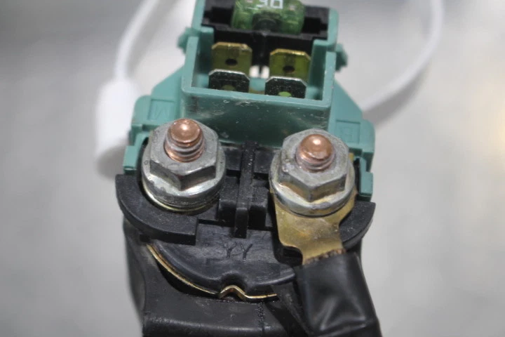 Suzuki GZ250 2000 relé de arranque del motor interruptor del motor de arranque Foto 3 de 4