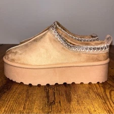 Jesters Embroidered Platform Classic Slip-On. Size 6