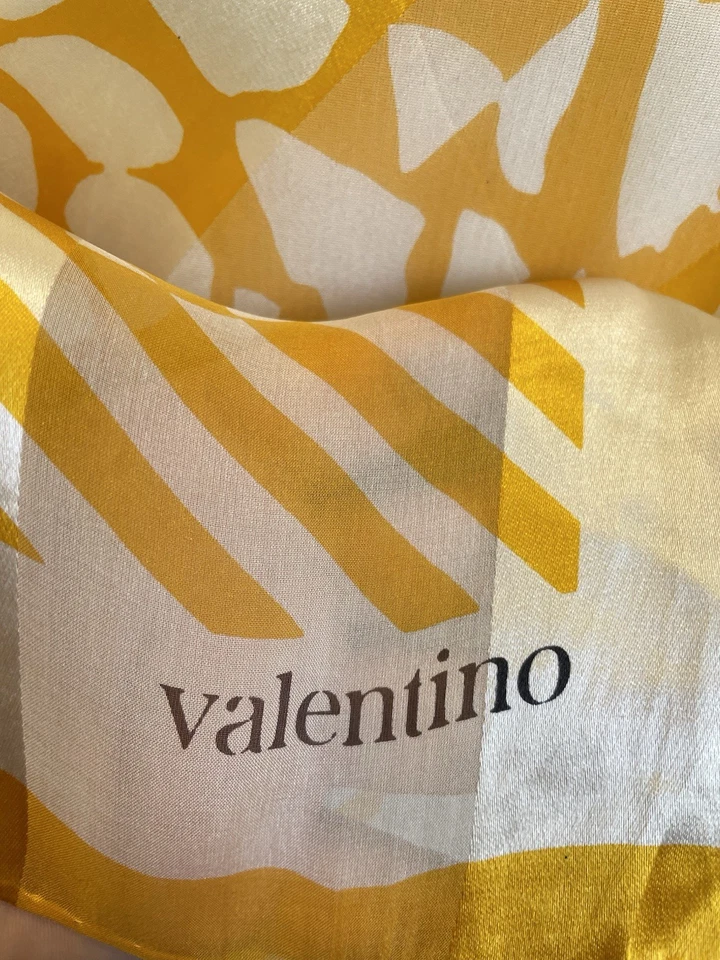 H75# Bufanda de Seda Valentino Amarillo Estampado Animal Rayas Hecha en Italia De Colección Foto 2 de 4