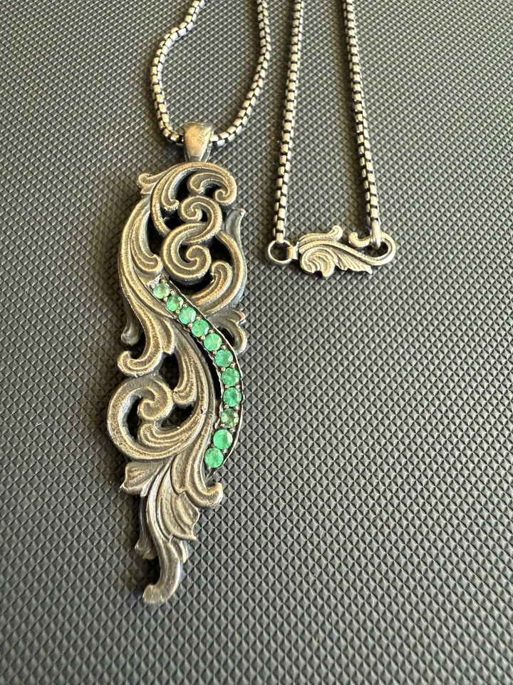 Colgante de plata esmeralda y .925 - Raro 2/30 con cadena a juego. Artista: @raftark Foto 2 de 4