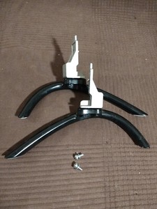 Standfüße von/für CHIQ U55H7N Fernseher mit innere Halterung und Schrauben