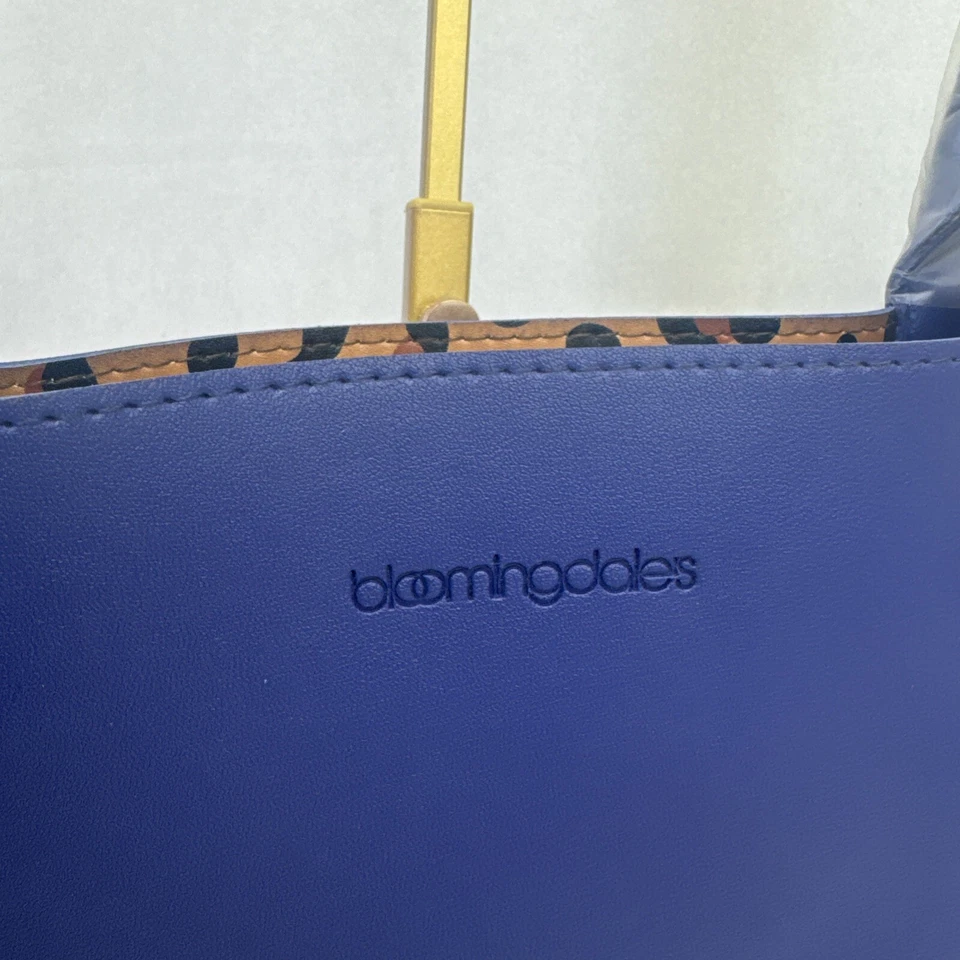 Bolso de Mano Azul Bloomingdale’s en Relieve con Forro Estampado de Guepardo Foto 3 de 4