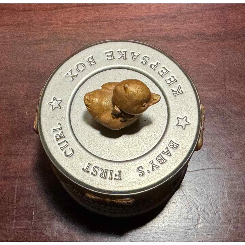 Caja de recuerdo redonda de peltre para bebés First Curl de Russ Berrie Foto 4 de 4