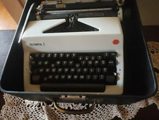 Olympia SM 9 Portable Typewriter / Carrying Case Serial Western Germany In 1970s