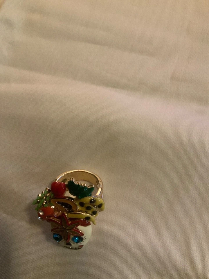 Anillo calavera Betsey Johnson Rio talla 7 Foto 2 de 4