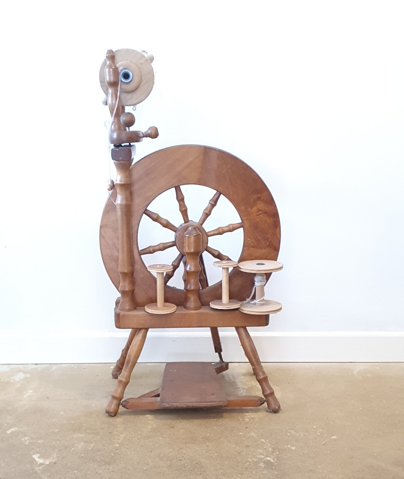 ashford traveller spinning wheel, jumbo and standard flyer & tensioned