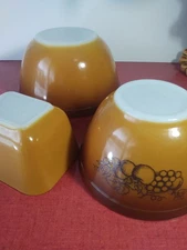 Old Orchard 401 - 402 - 501 Nesting Mixing Bowls Refrigerator Dish Vintage Pyrex