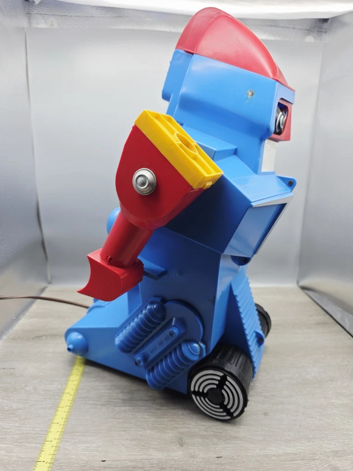 Vtg 1961 IDEAL Robot Commando, Non Working, 4 Orginial Balls , 2 Missiles - Image 4 of 4