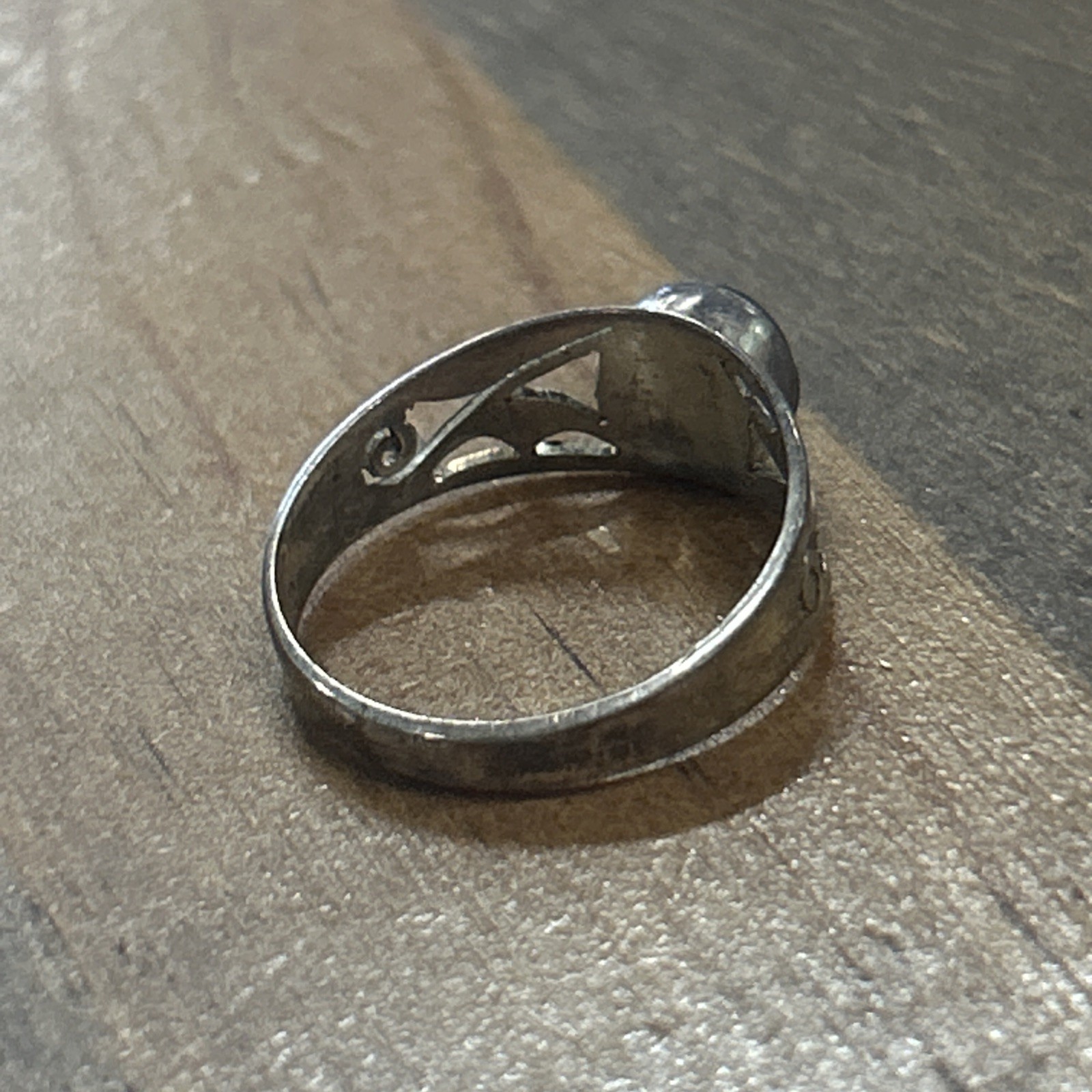 Sterling Silver Scrollwork Ring Green Stone Size … - image 2