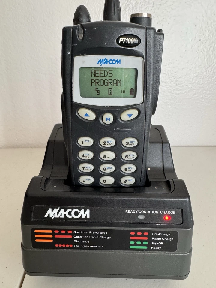 Rádio Harris M/A -Com P7100ip UHF com carregador com bateria, cabo sem antena. - Imagem 3 de 4