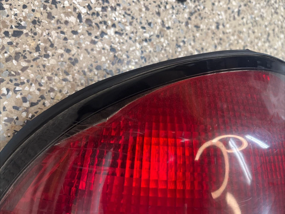 Luz trasera izquierda Pontiac Grand AM SE: 1999, 2000, 2001, 2002, 2003, 2004, 2005 Foto 2 de 4